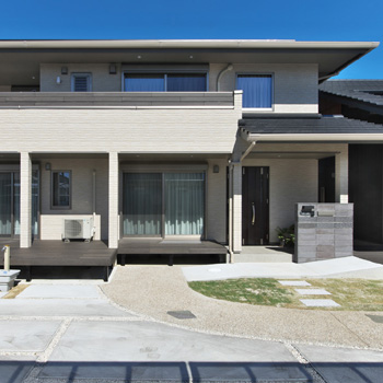 1階は親世帯、2階は子世帯　それぞれ独立させてプライバシーを確保した二世帯住宅