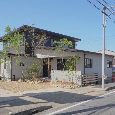 薪ストーブと風の出ない輻射式冷暖房で一年中快適暮らし みんなが集えるフリールームのある家