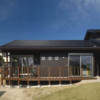 勾配天井の土間リビングの床を　歩いて清々しい60cm角の大型磁器タイルで仕上げた家