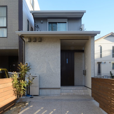 東西に細長い間口4ｍの狭小地に21坪のコンパクト設計　寝室に畳ベットのある家