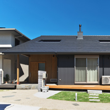 大きな無垢の柱と梁の木組みがダイナミックに家を支える　自然素材で仕上げたエコライフな家