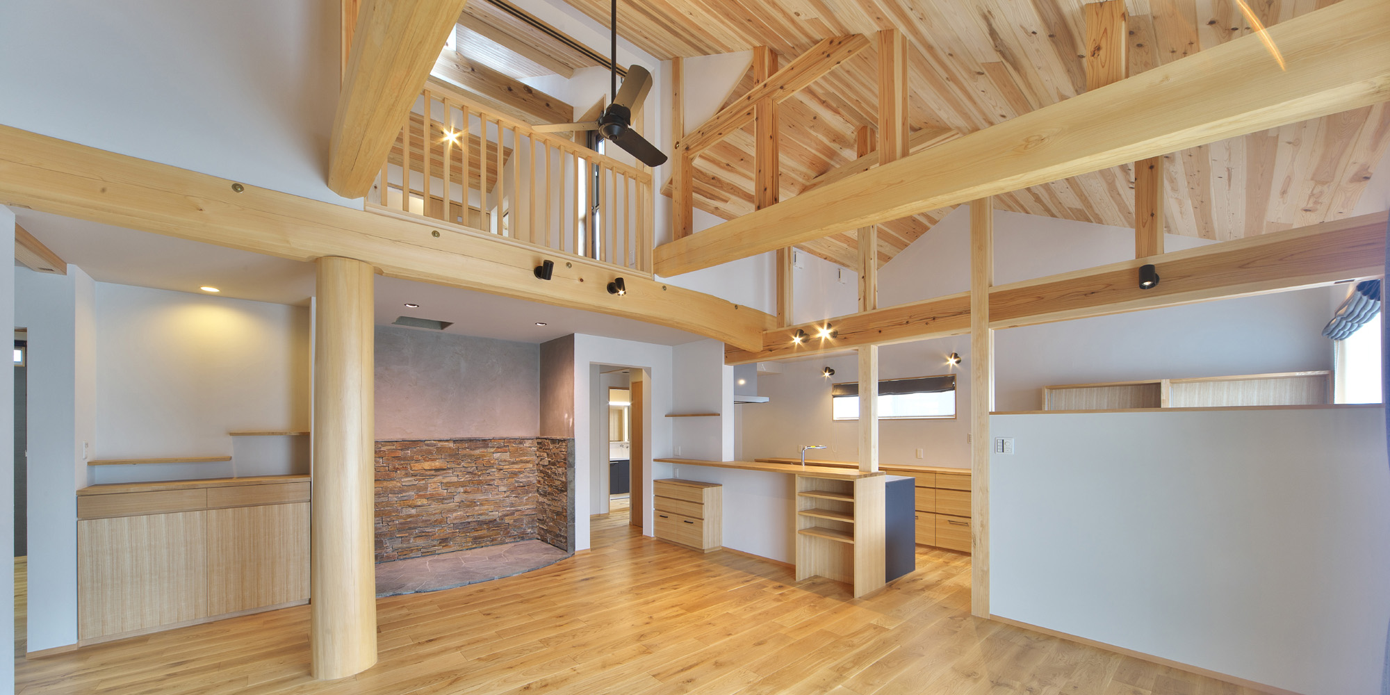 大きな無垢の柱と梁の木組みがダイナミックに家を支える 自然素材で仕上げたエコライフな家 大きな無垢の柱と梁の木組みがダイナミックに家を支える 自然素材で仕上げたエコライフな家