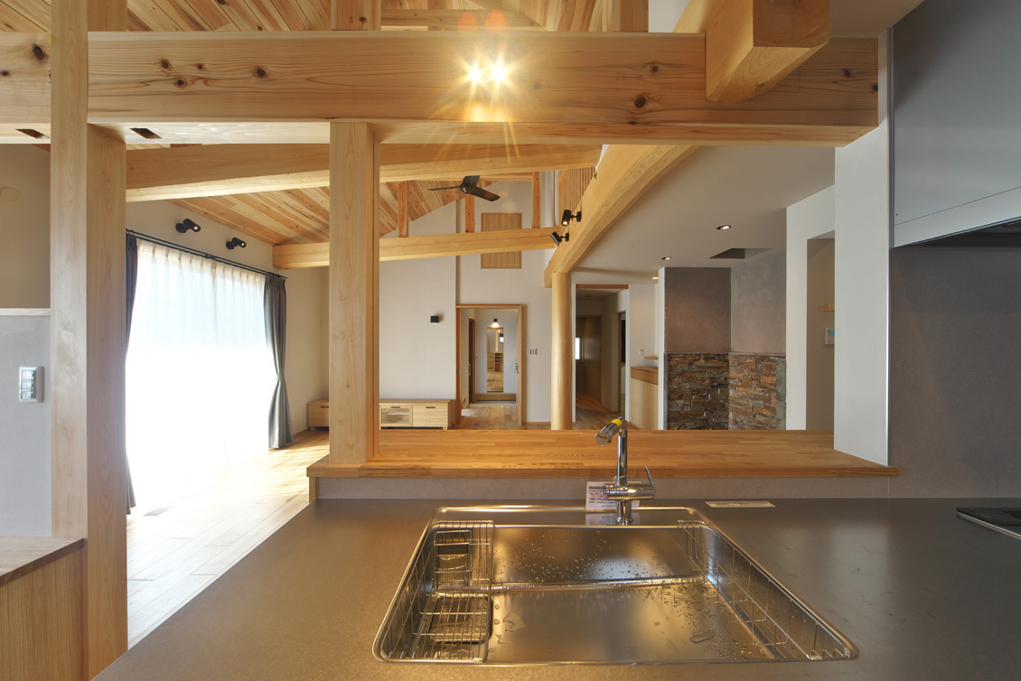 大きな無垢の柱と梁の木組みがダイナミックに家を支える 自然素材で仕上げたエコライフな家 大きな無垢の柱と梁の木組みがダイナミックに家を支える 自然素材で仕上げたエコライフな家