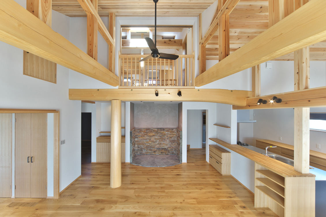 大きな無垢の柱と梁の木組みがダイナミックに家を支える 自然素材で仕上げたエコライフな家 大きな無垢の柱と梁の木組みがダイナミックに家を支える 自然素材で仕上げたエコライフな家